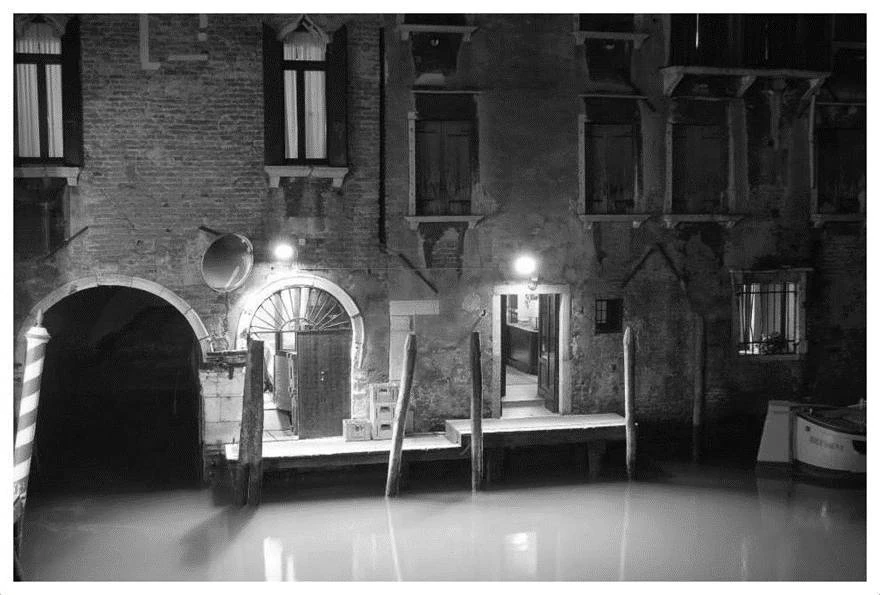 Иллюстрация к книге — Темные воды Венеции [_21.webp]