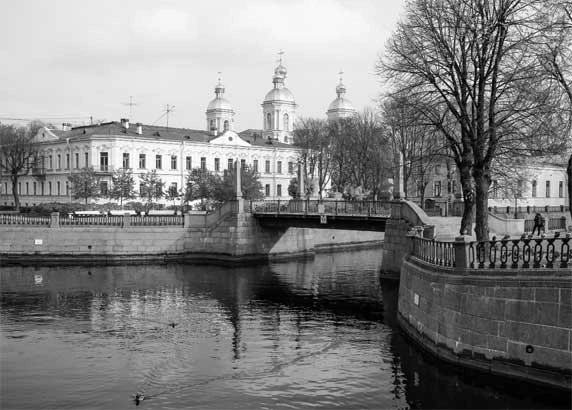 Иллюстрация к книге — Петербург манящий [Старые тайны, уютные уголки, сладости из детства] [i_052.webp]