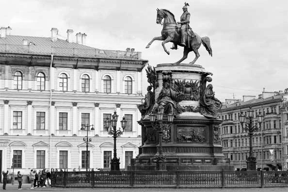 Иллюстрация к книге — Петербург манящий [Старые тайны, уютные уголки, сладости из детства] [i_055.webp]