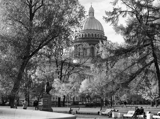 Иллюстрация к книге — Петербург манящий [Старые тайны, уютные уголки, сладости из детства] [i_056.webp]