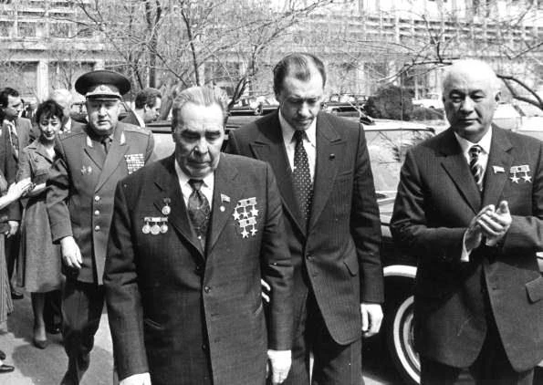 Иллюстрация к книге — Телохранитель Генсека. Том 1 [book-illustration-13.webp]