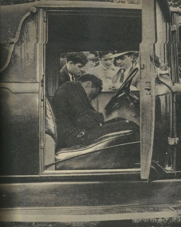 Иллюстрация к книге — Сыны Сэма. Убийцы влюбленных парочек [book-illustration-144.webp]